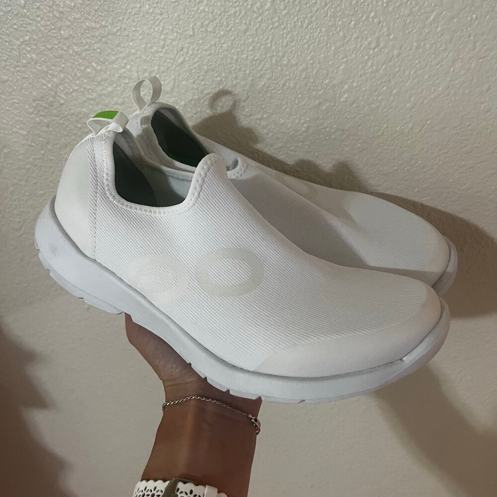 OOFOS OOmg Sport Low recovery slip-on shoes in white US9 / 40